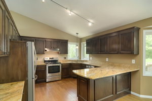 812 Oak Ridge Ct W, Burnsville, MN 55306, USA Photo 13