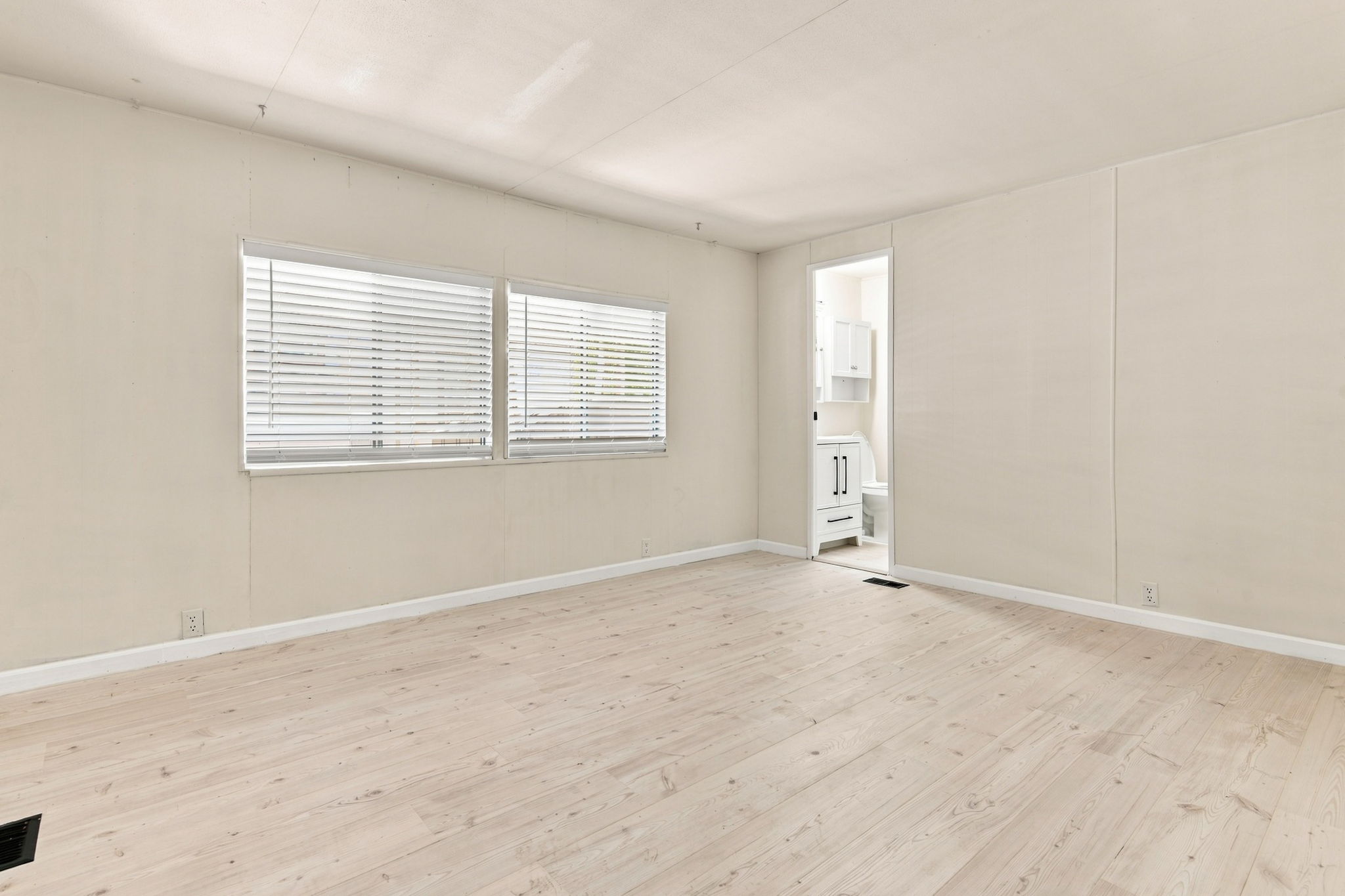 019_F8_812 W Clover Rd