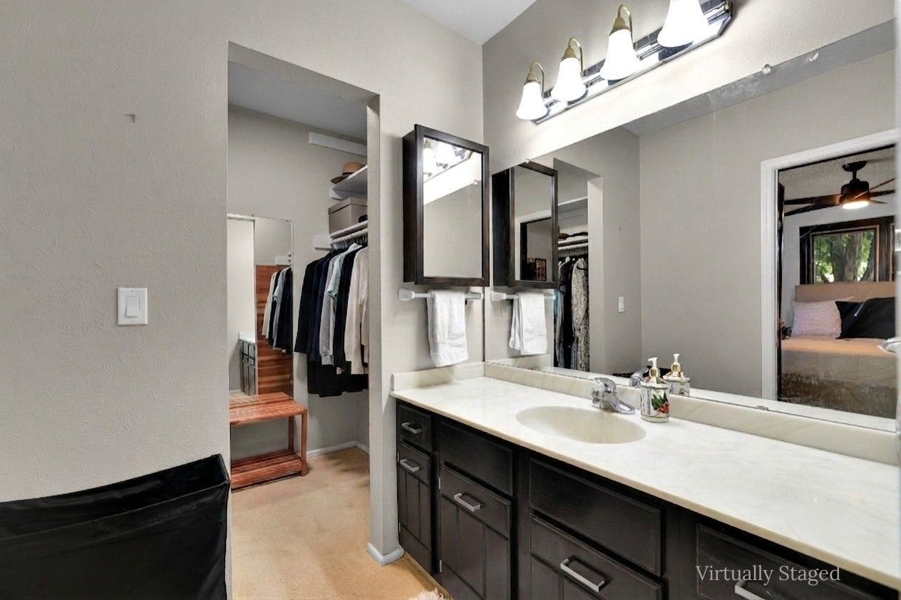Primary En-Suite Bathroom & Walk-In Closet