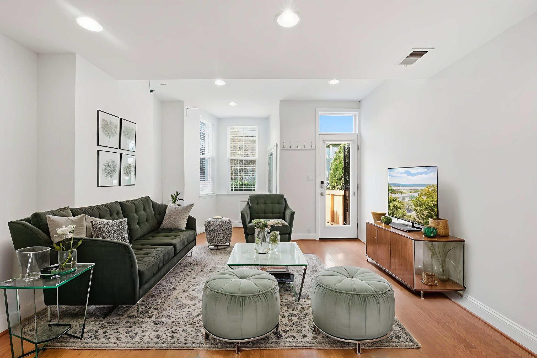 DSC03299 virtually staged.jpeg