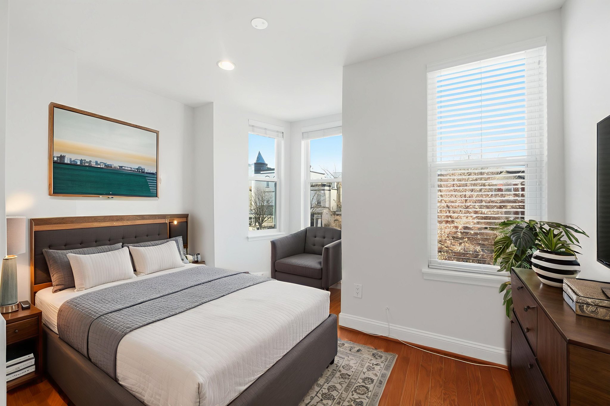 DSC03249 virtually staged.jpeg