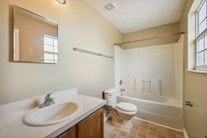 2nd floor full bathroom
