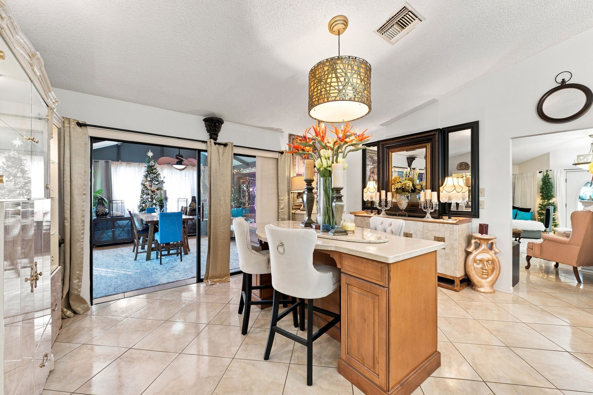 Kitchen Eat-in Area1