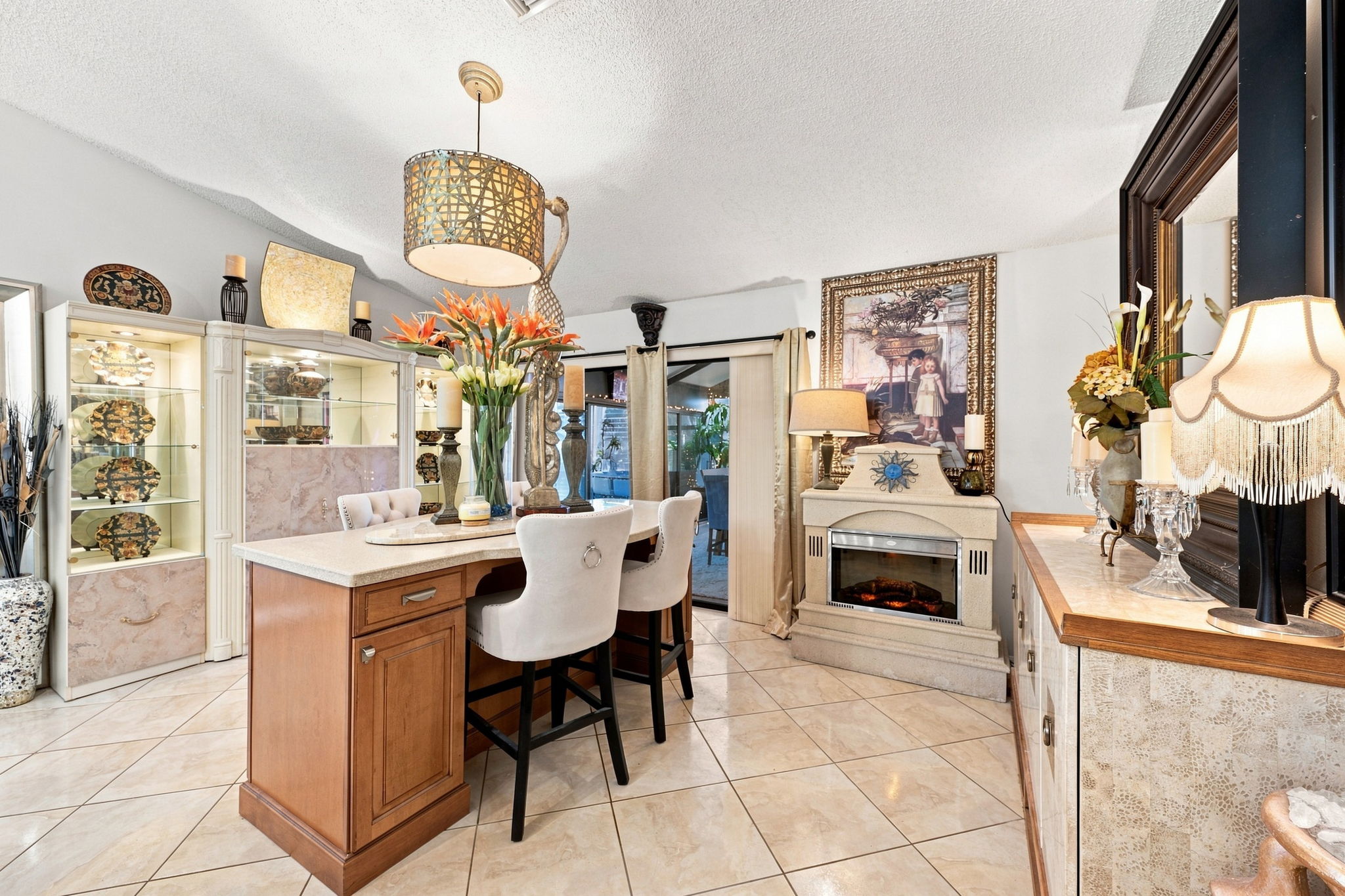 Kitchen Eat-in Area2