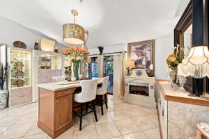 Kitchen Eat-in Area2
