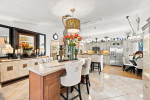 Kitchen Eat-in Area4