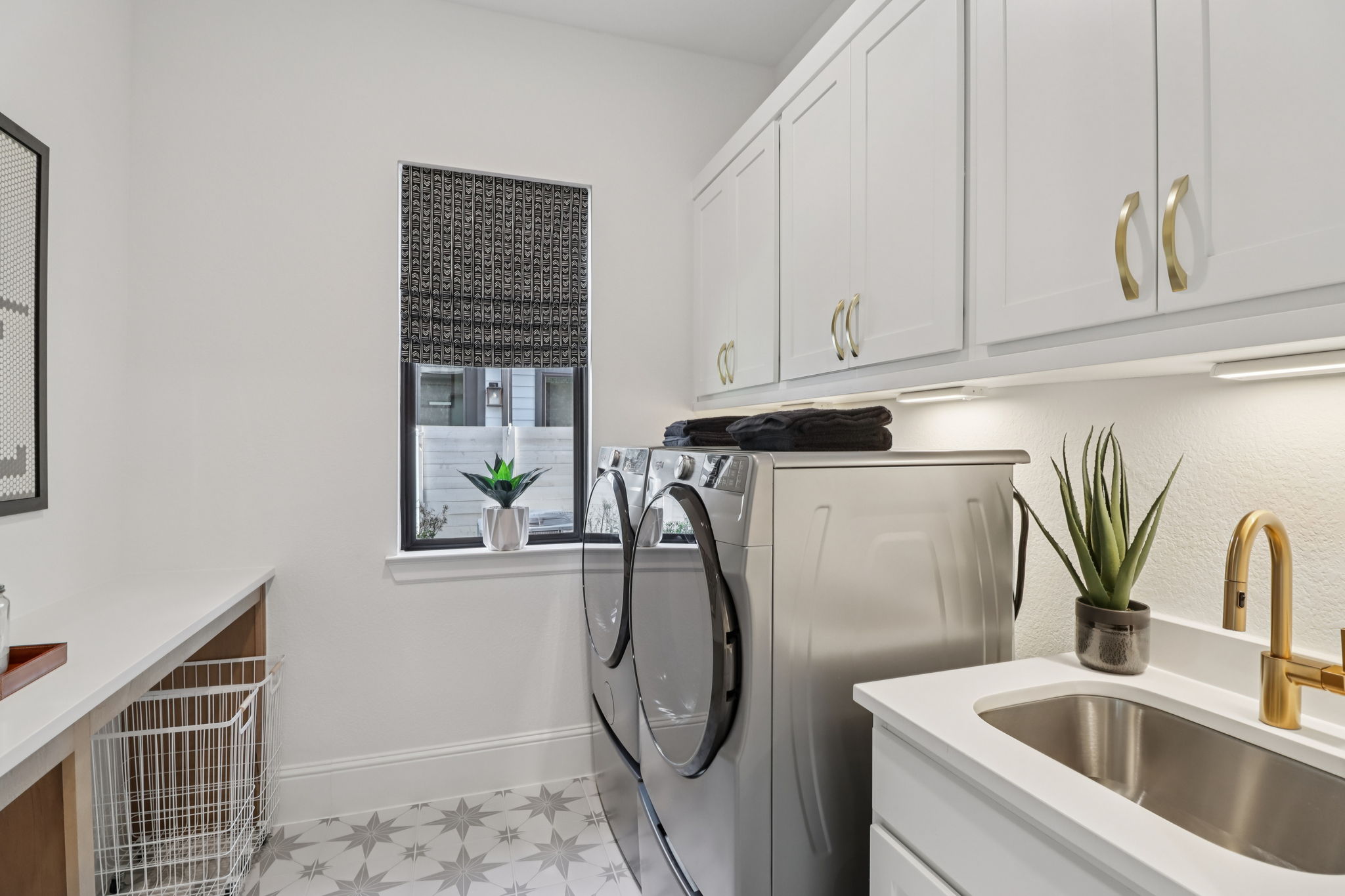 8137 Yall Street-S2101-033