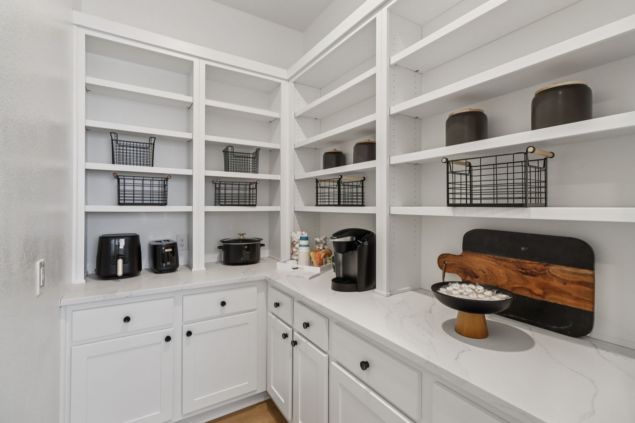 8137 Yall Street-S2101-035