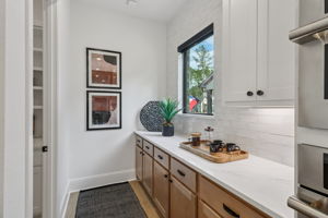 8137 Yall Street-S2101-034