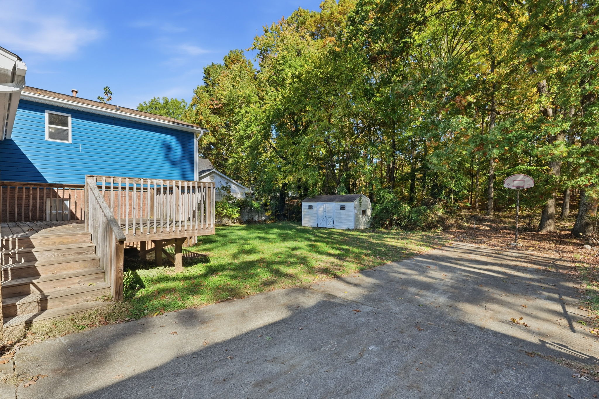 12x12 deck and level yard is perfect for