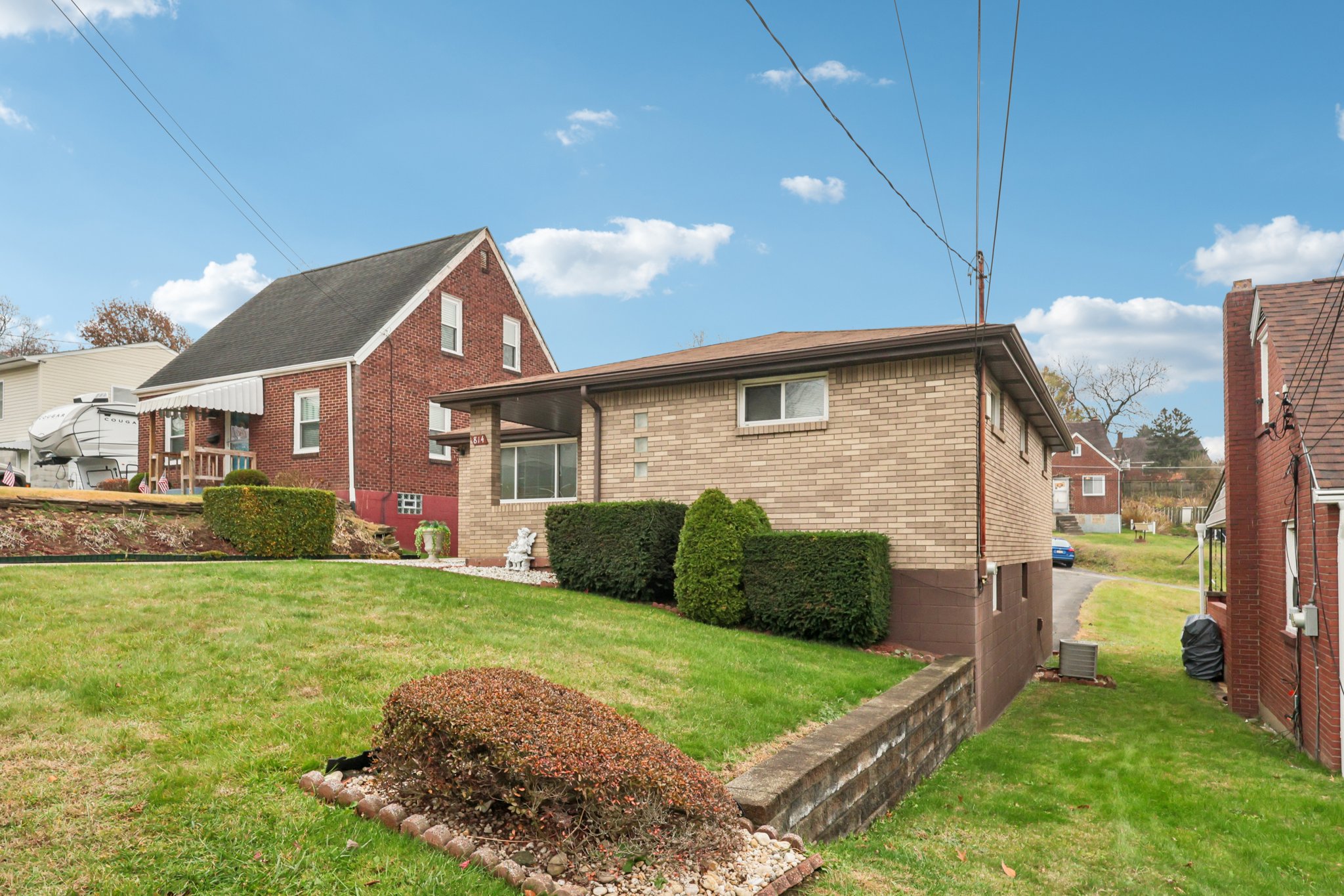 Laura Ave-S2211-003.jpg