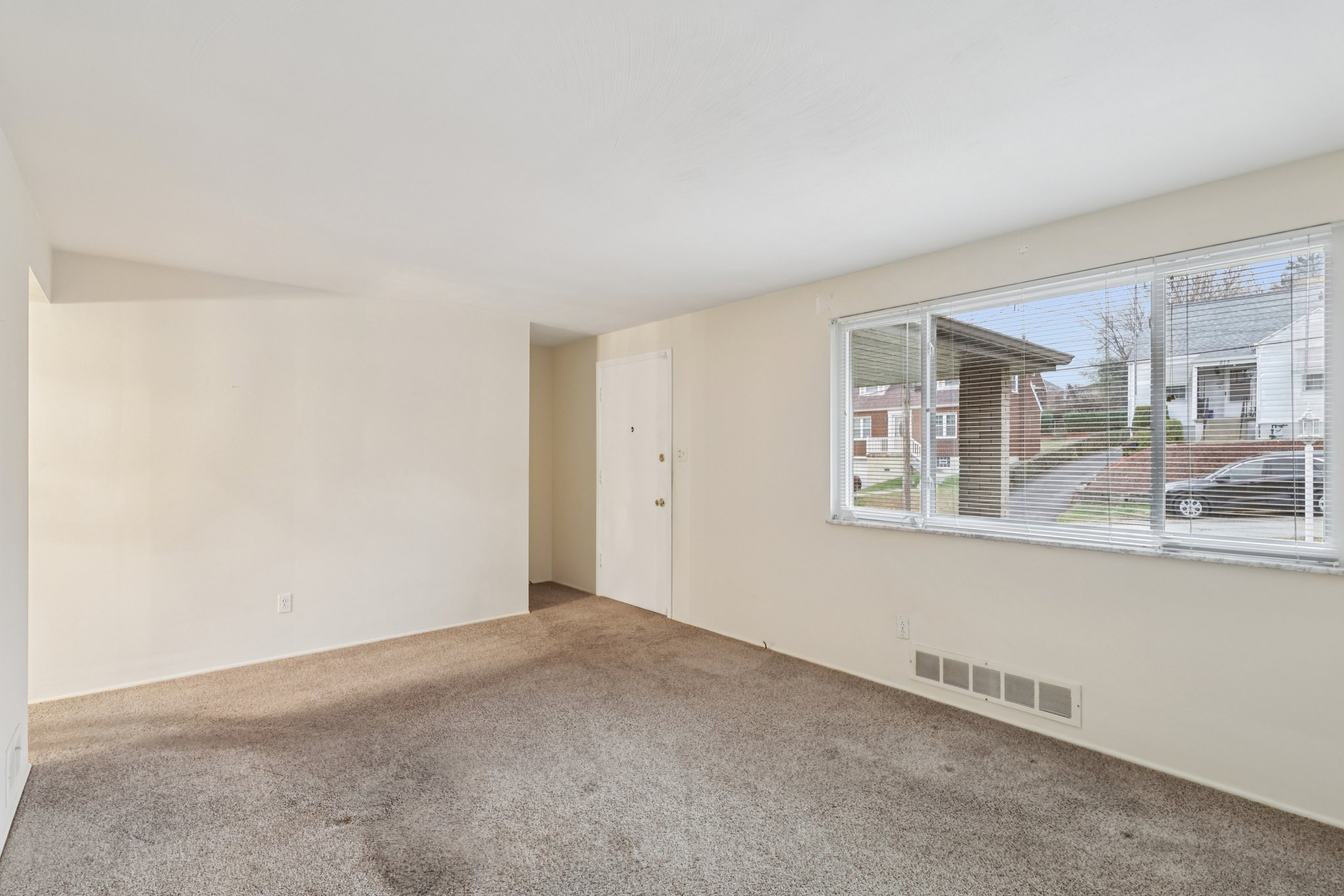 Laura Ave-S2211-008.jpg