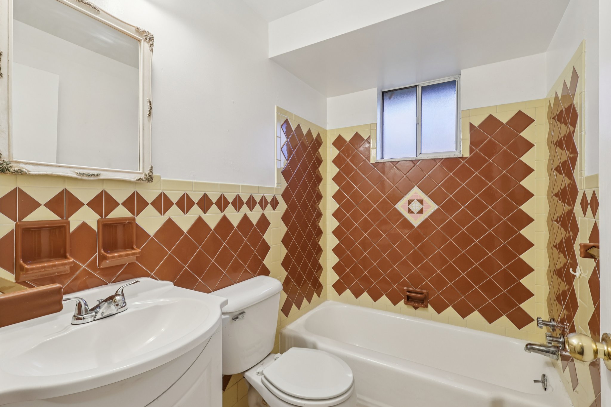 Laura Ave-S2211-017.jpg