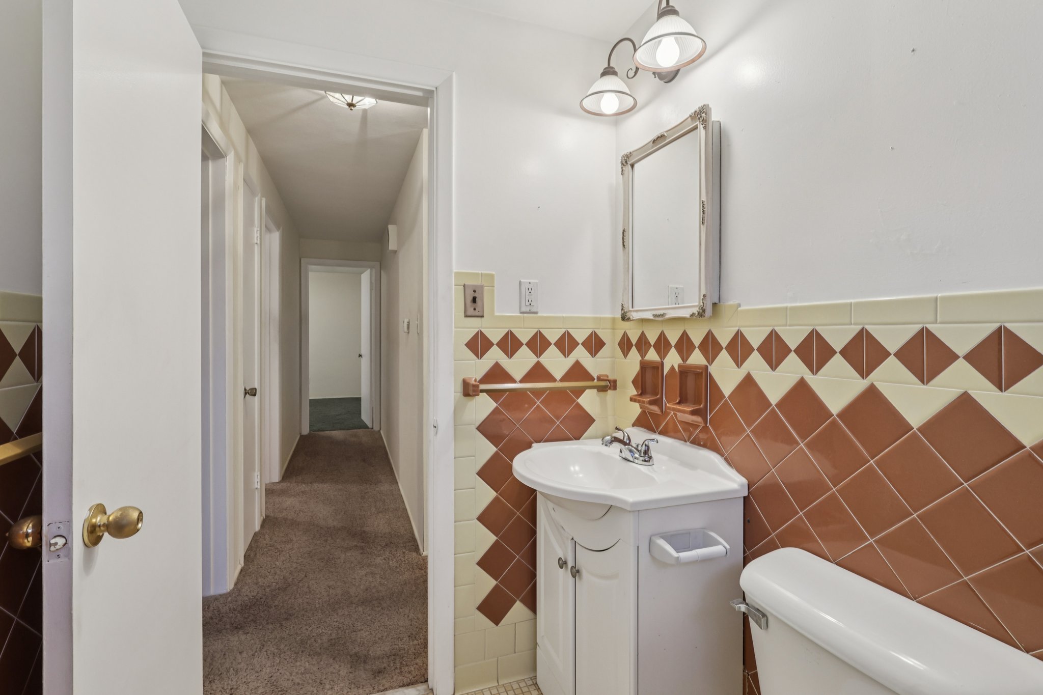 Laura Ave-S2211-018.jpg