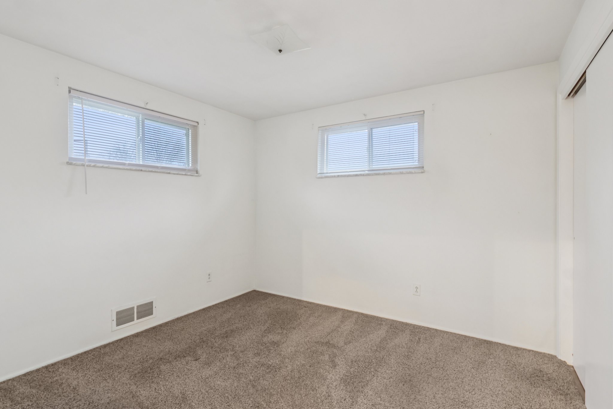 Laura Ave-S2211-019.jpg