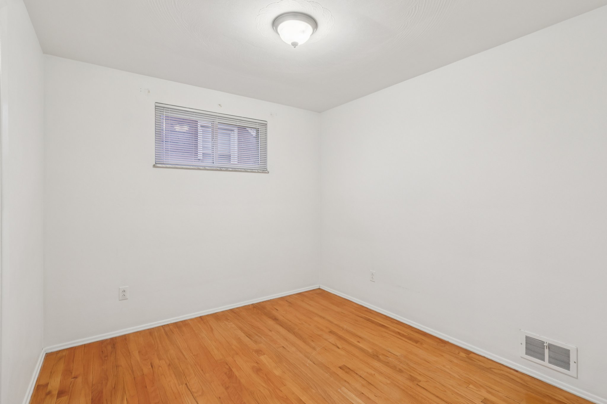 Laura Ave-S2211-021.jpg