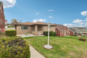 Laura Ave-S2211-002.jpg