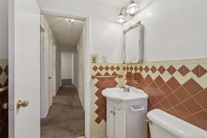 Laura Ave-S2211-018.jpg