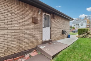 Laura Ave-S2211-042.jpg