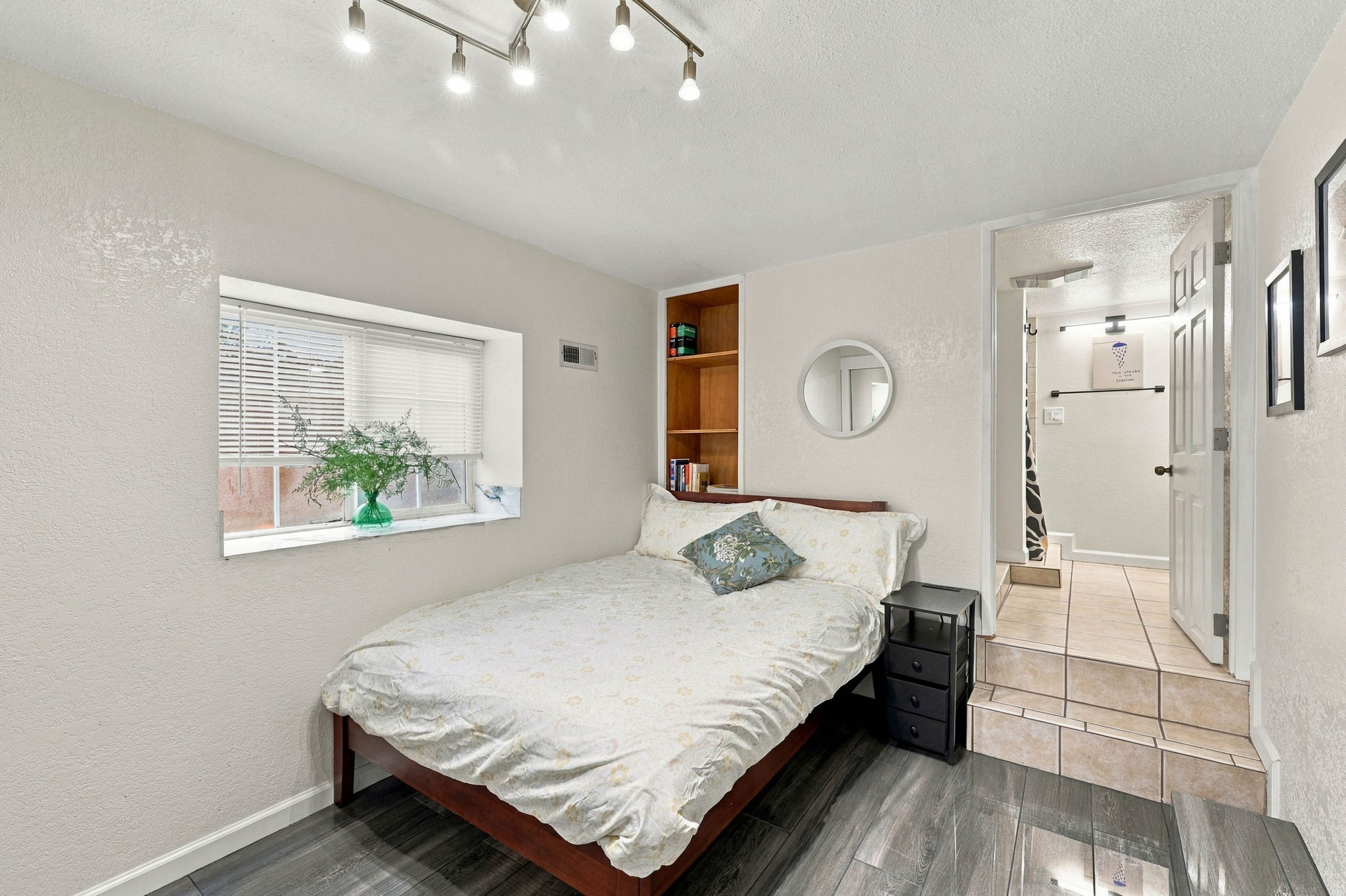 020_F8_815 E 22nd St