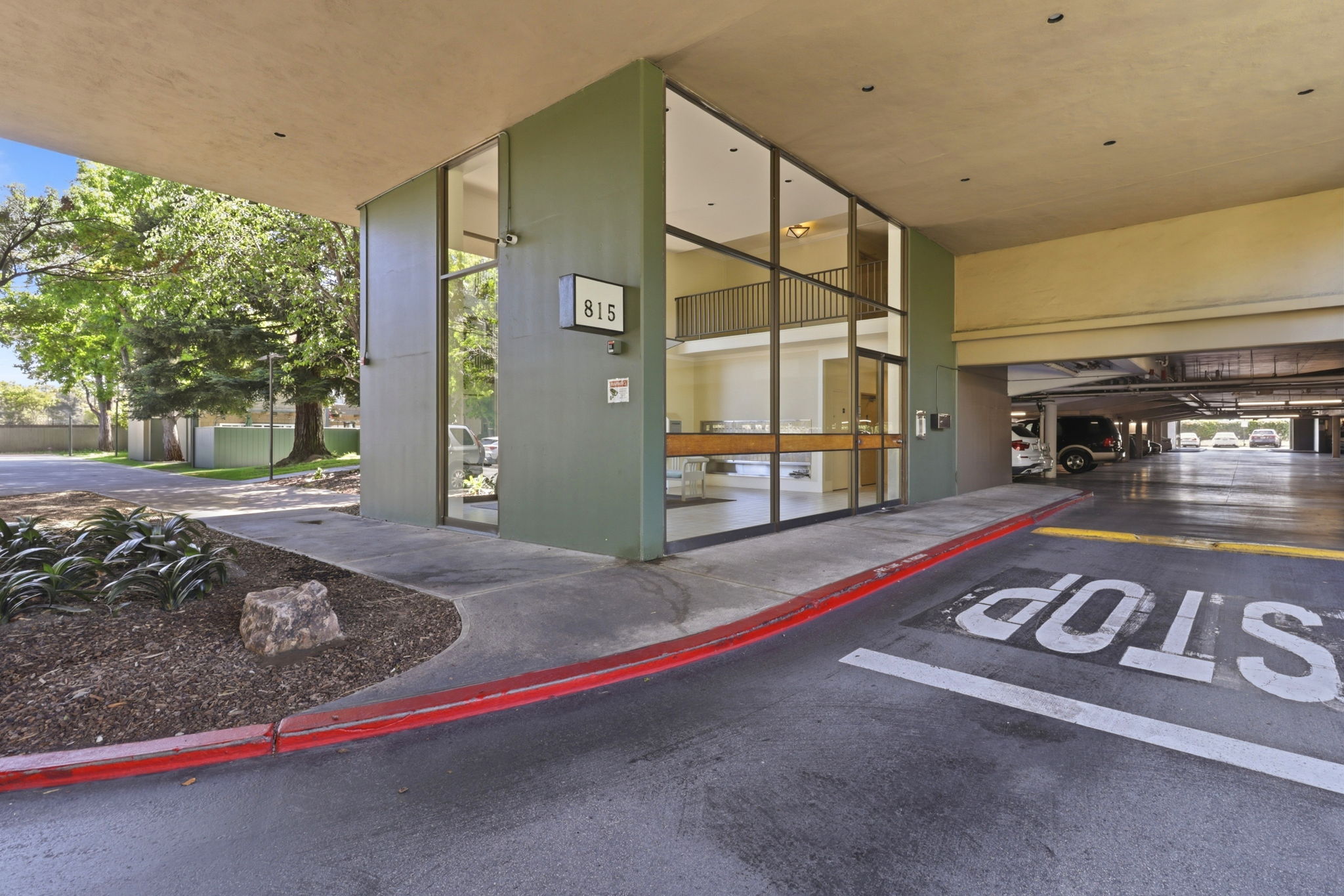 002_F8_815 N Humboldt St 302