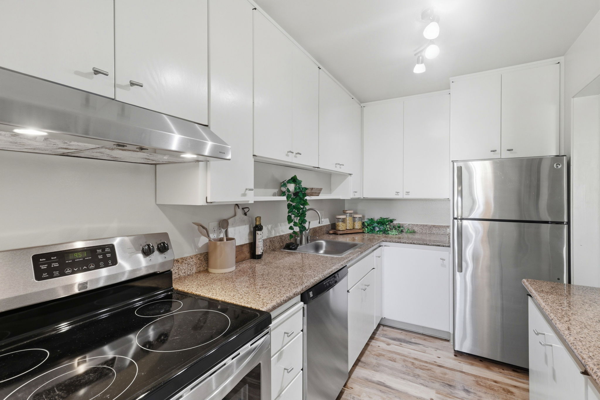 012_F8_815 N Humboldt St 302