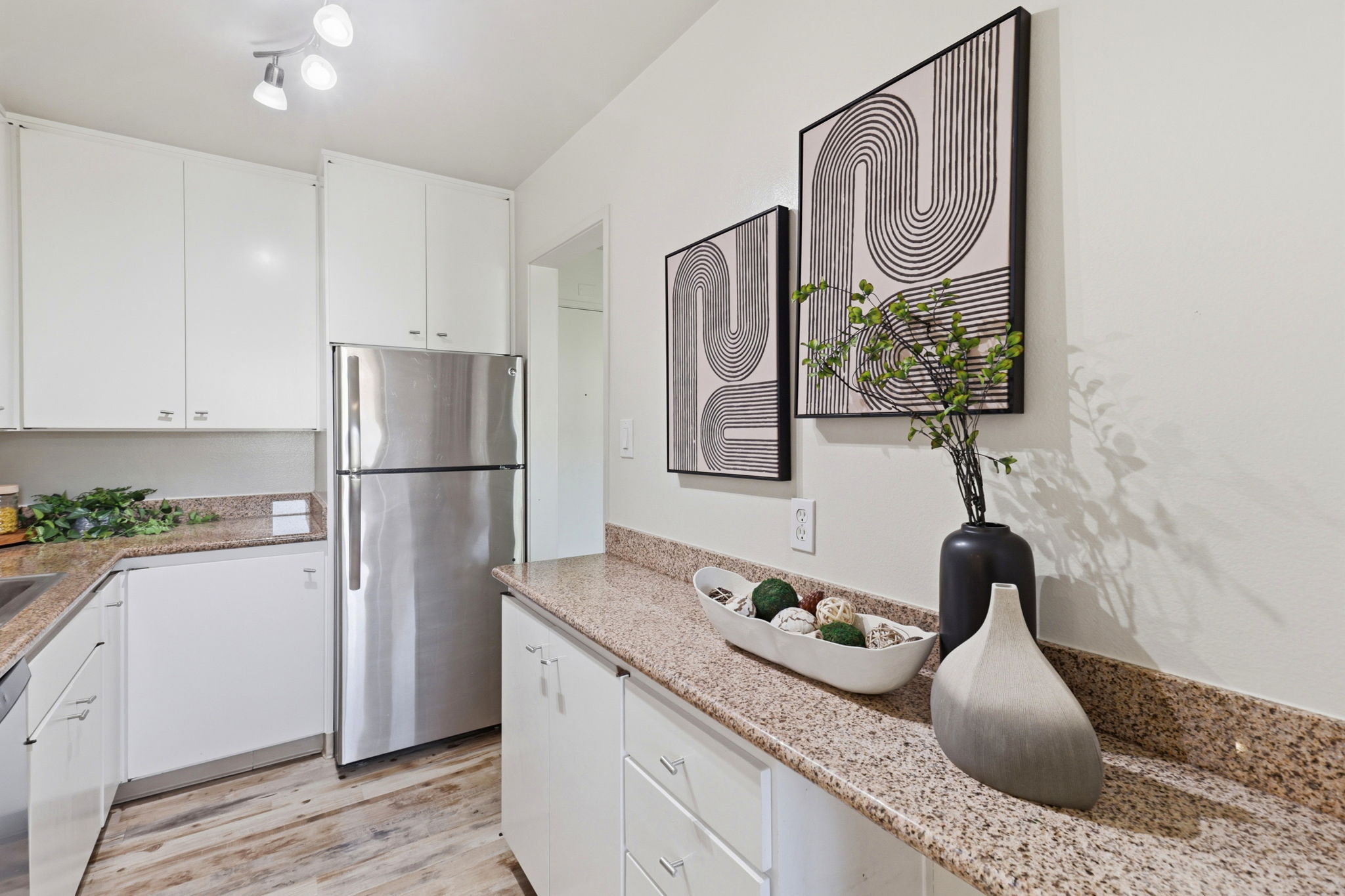 013_F8_815 N Humboldt St 302