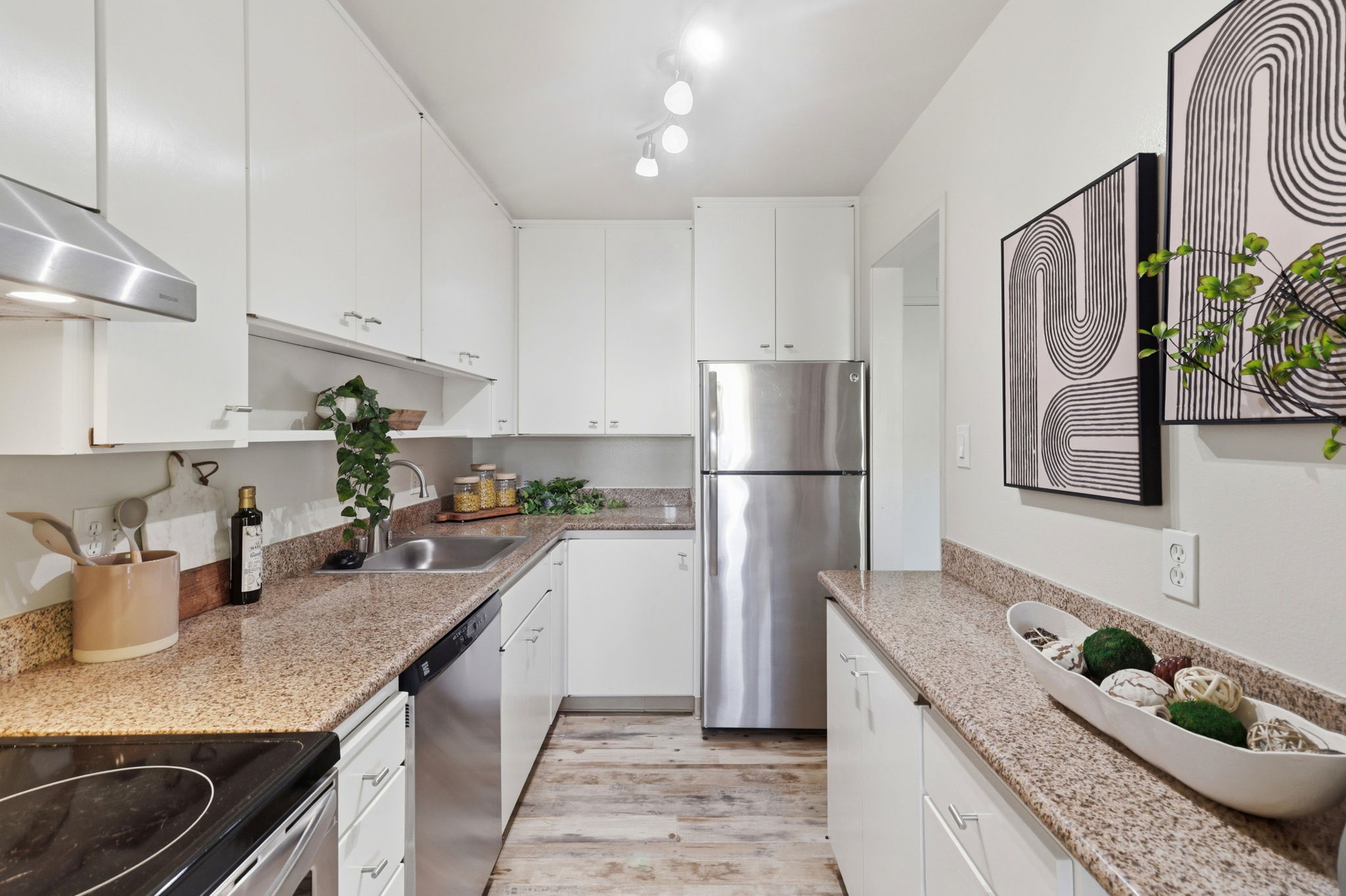 014_F8_815 N Humboldt St 302