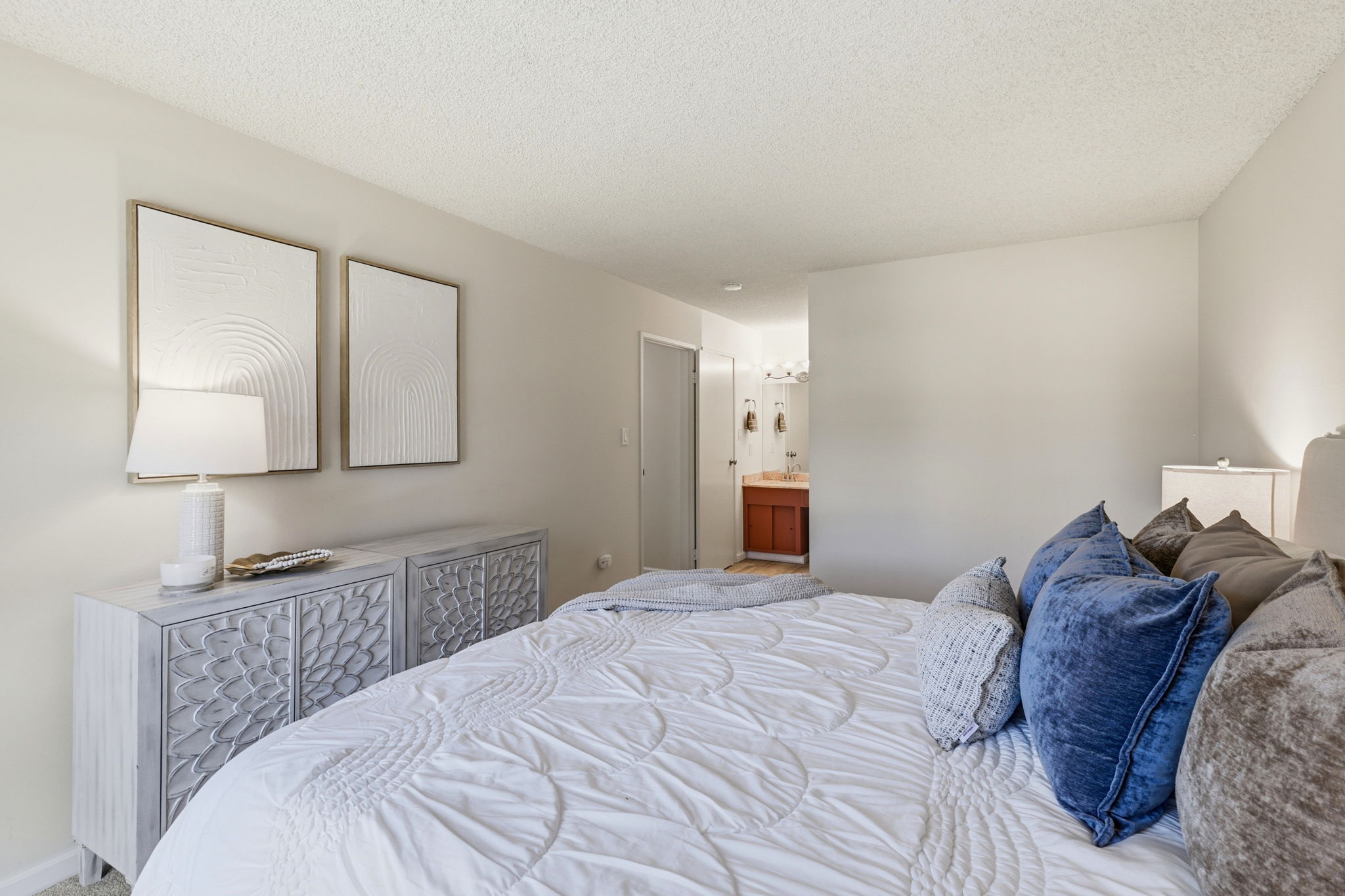 027_F8_815 N Humboldt St 302