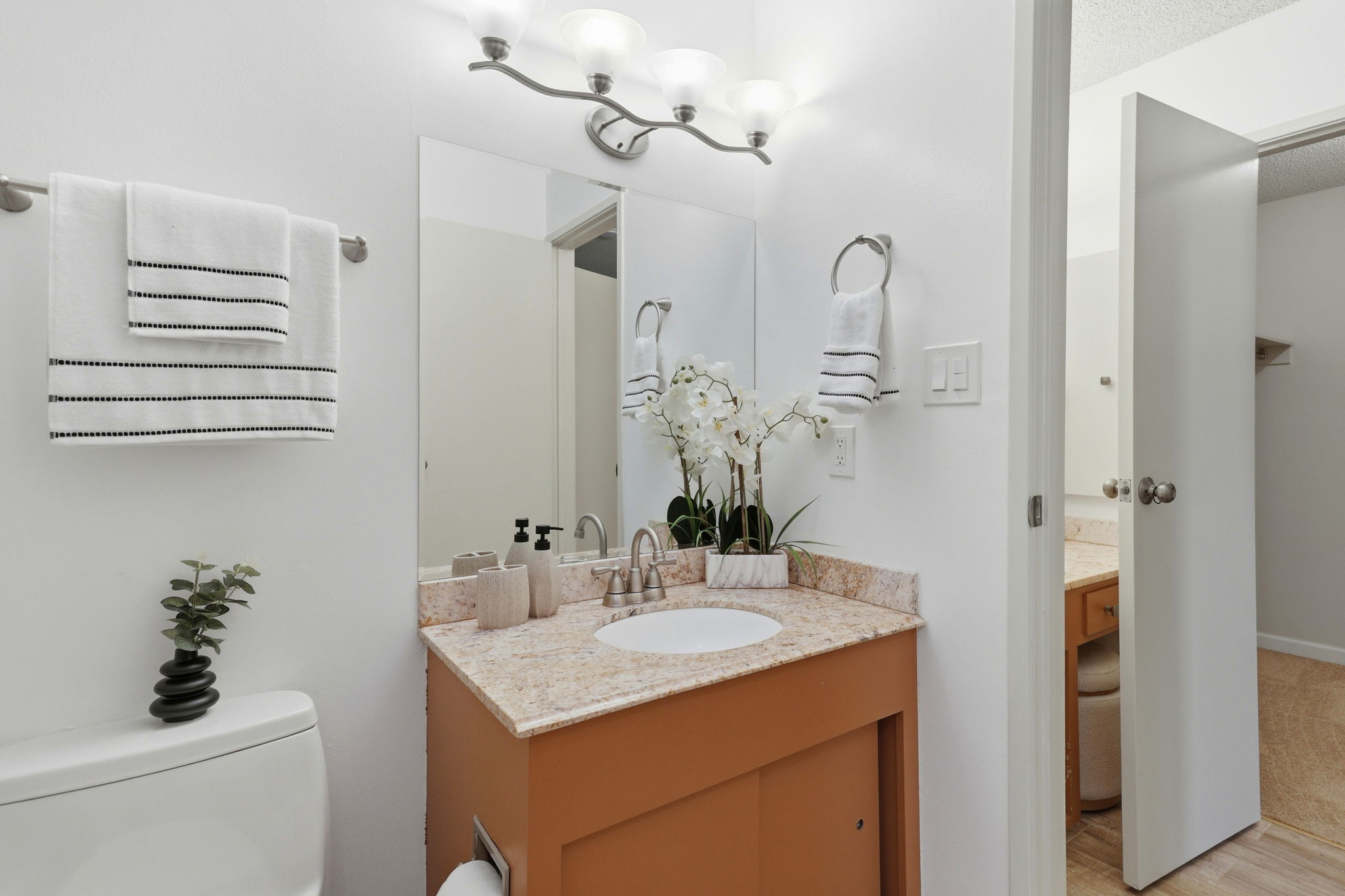 032_F8_815 N Humboldt St 302