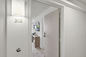 006_F8_815 N Humboldt St 302