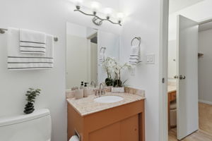 032_F8_815 N Humboldt St 302