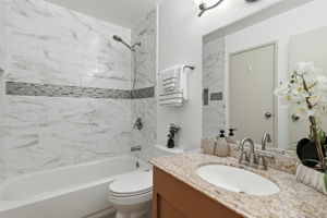 033_F8_815 N Humboldt St 302