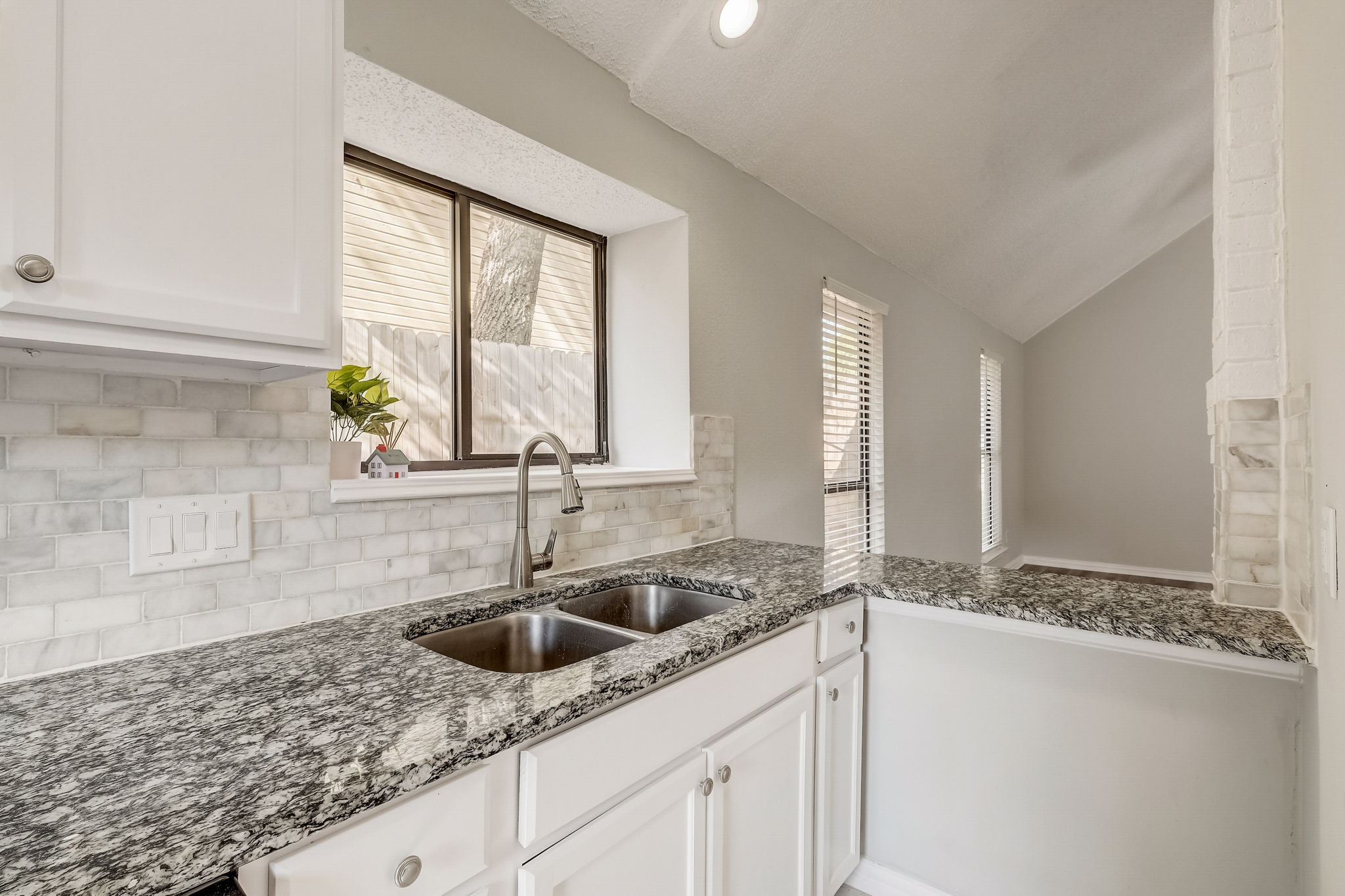 Ashmount Ln-015