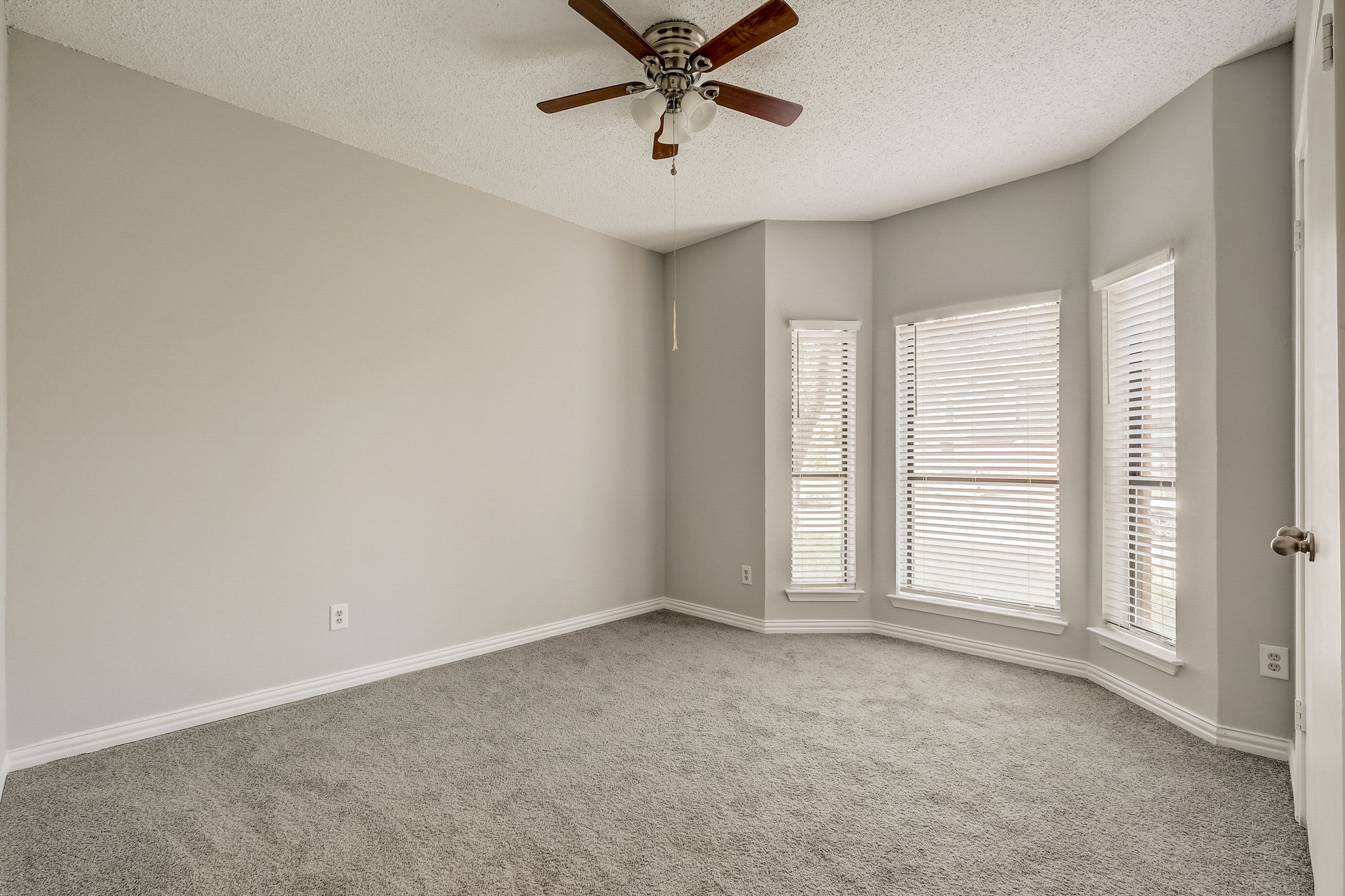 Ashmount Ln-019