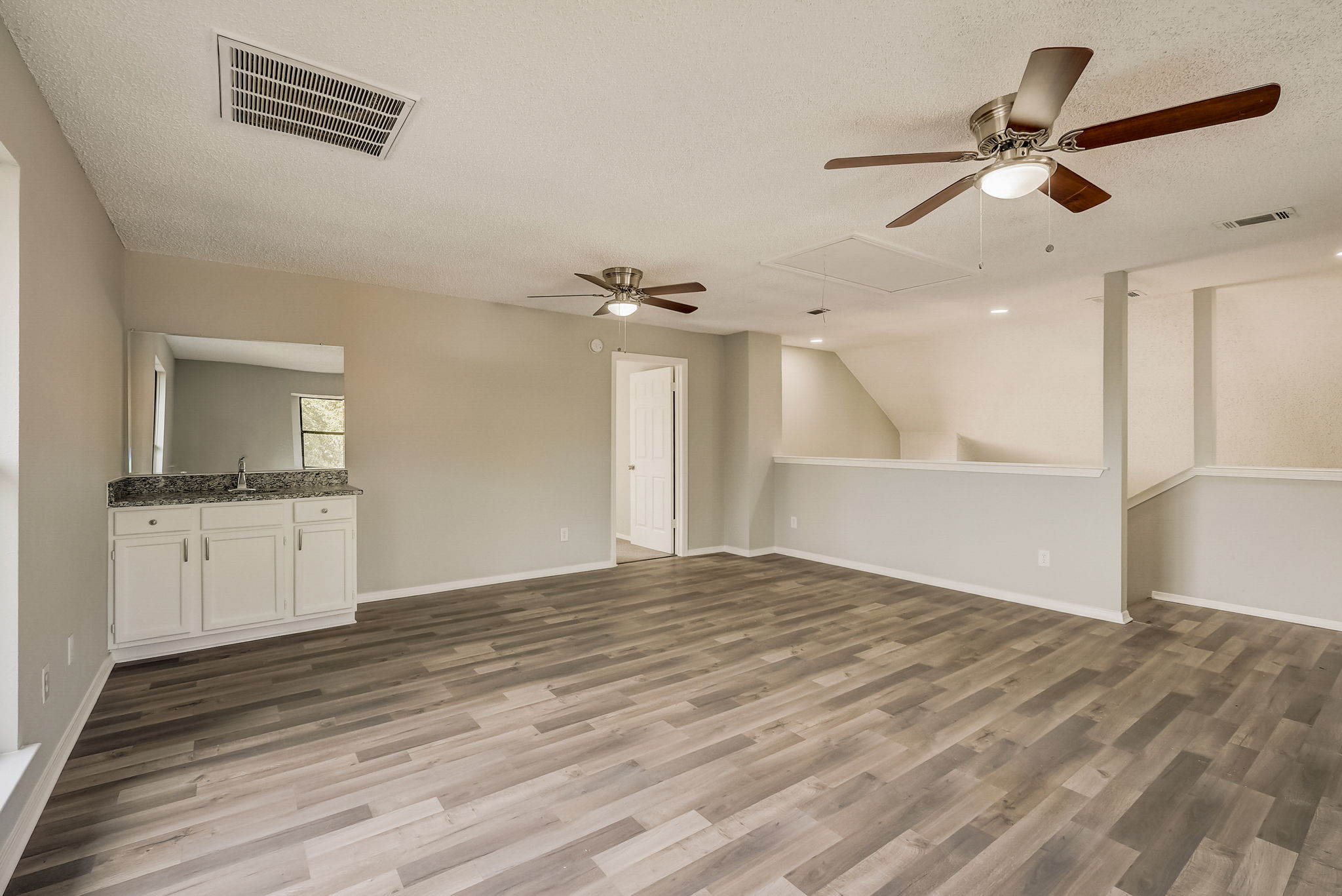 Ashmount Ln-030