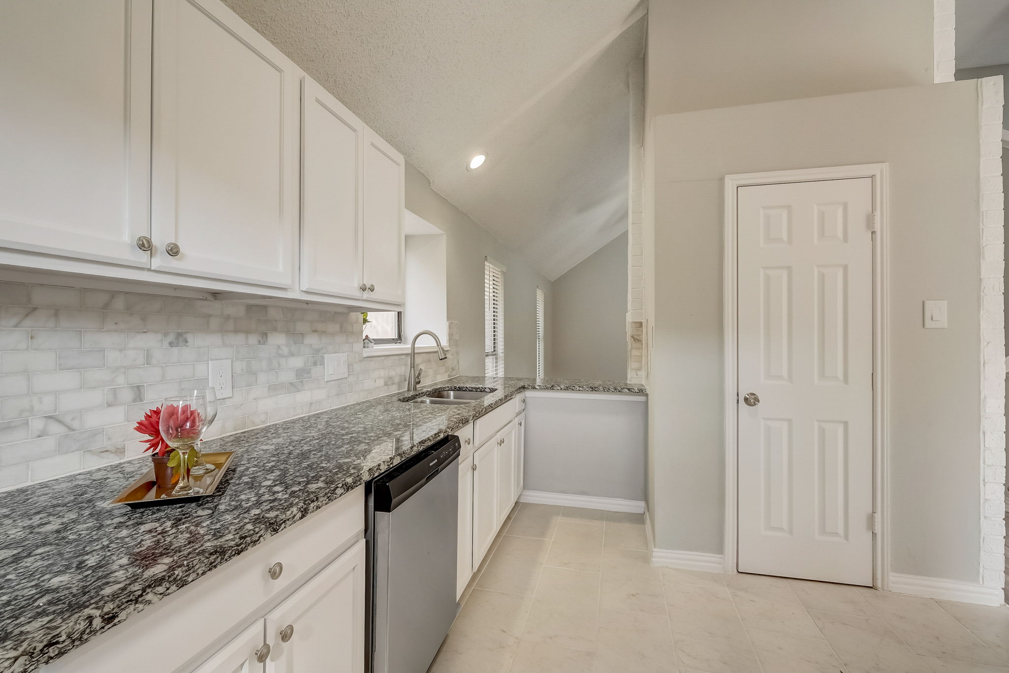 Ashmount Ln-013