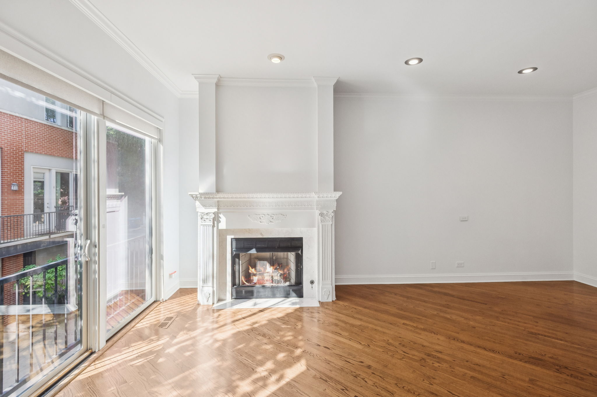 816 Hinman Dining, Living room