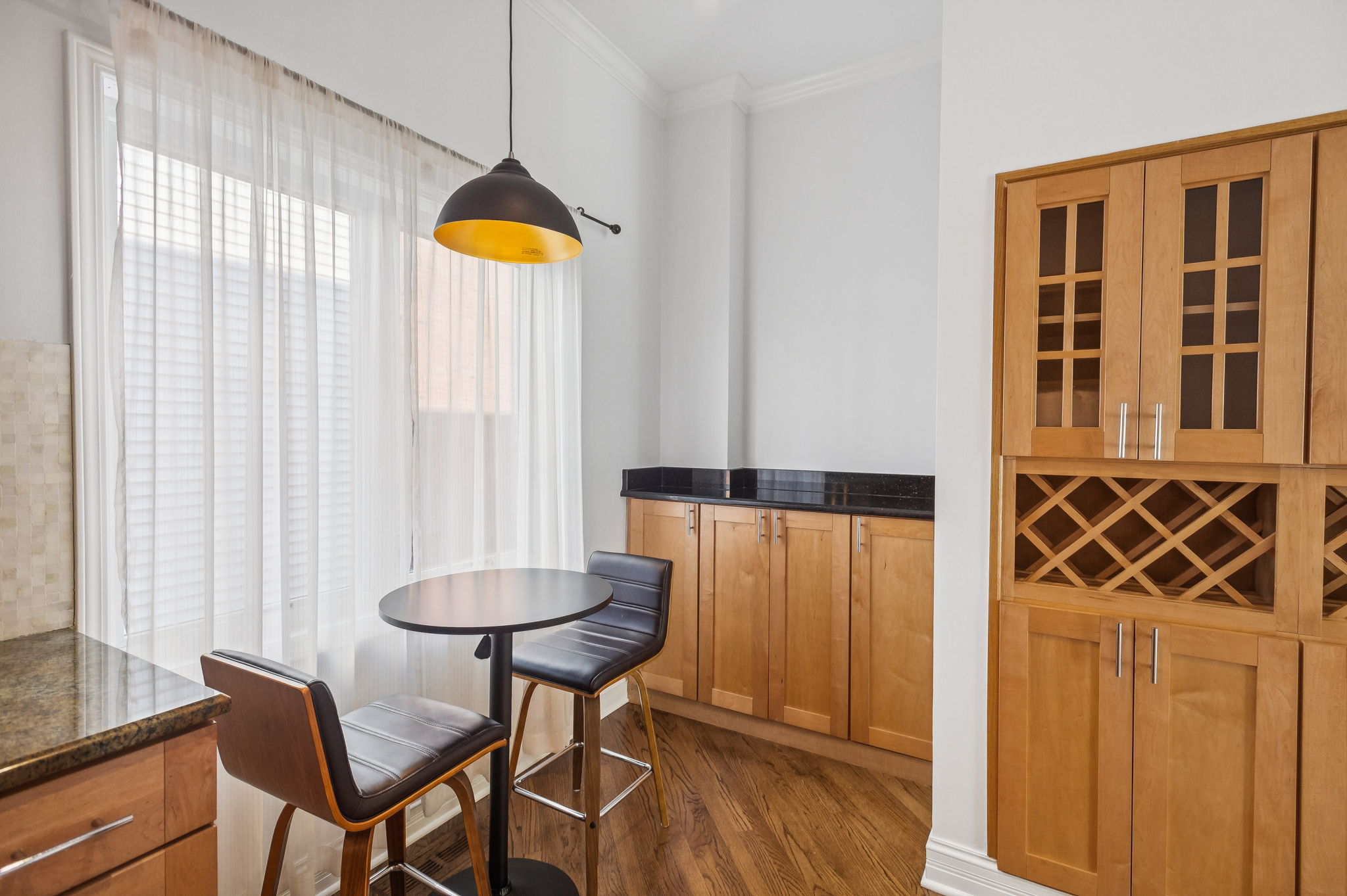 816 Hinman Kitchen Breakfast area