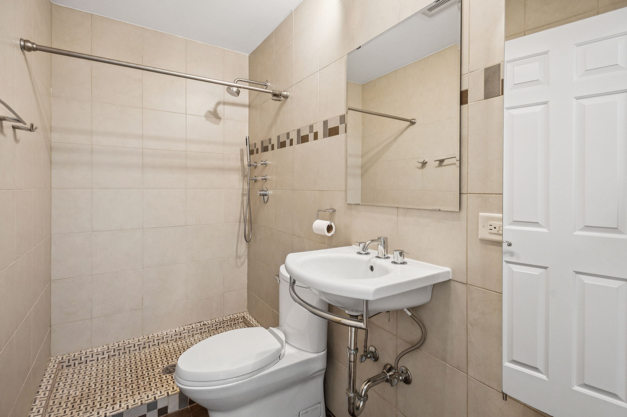 816 Hinman Hall Bathroom