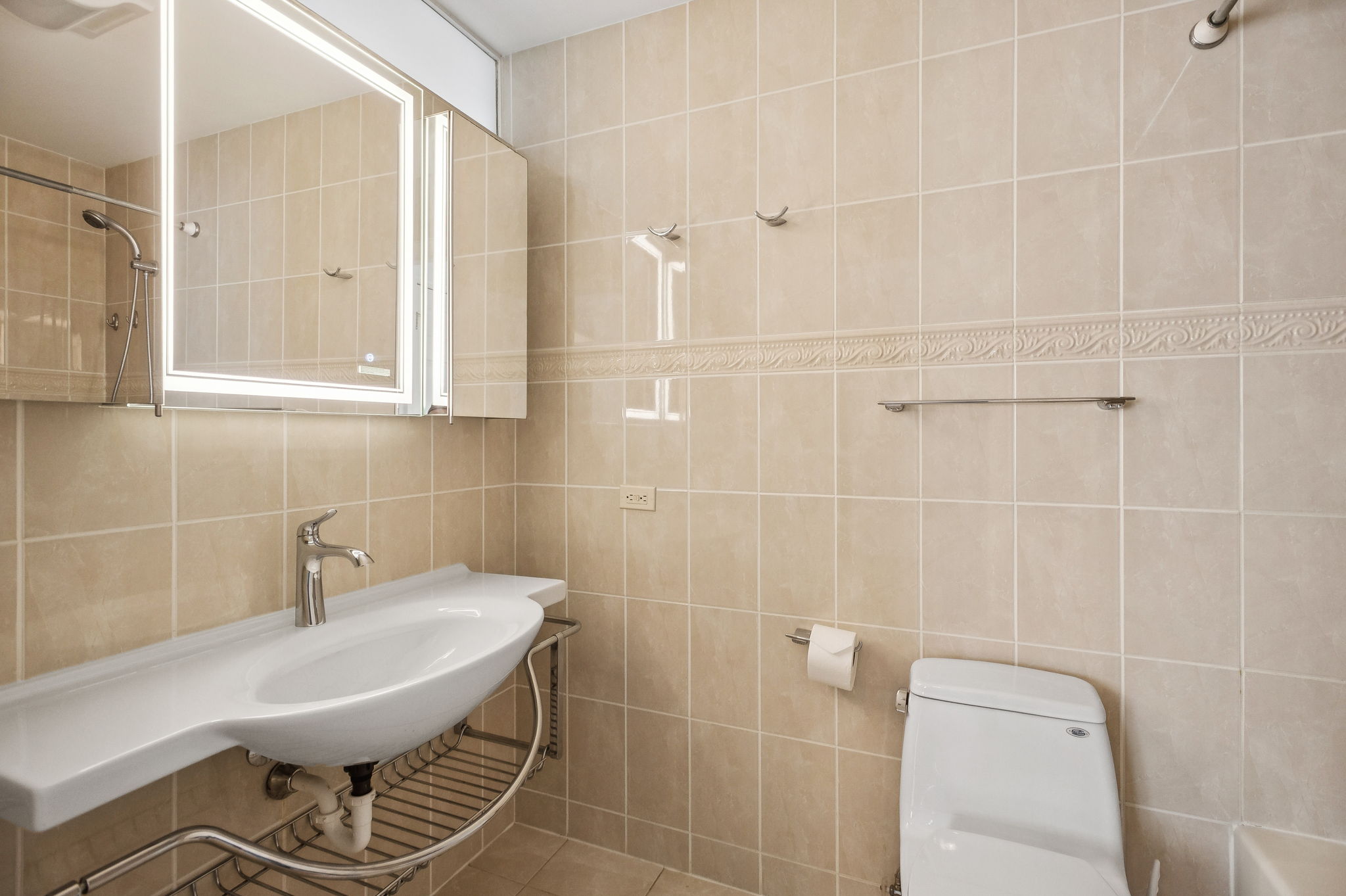 816 Hinman Primary Bathroom