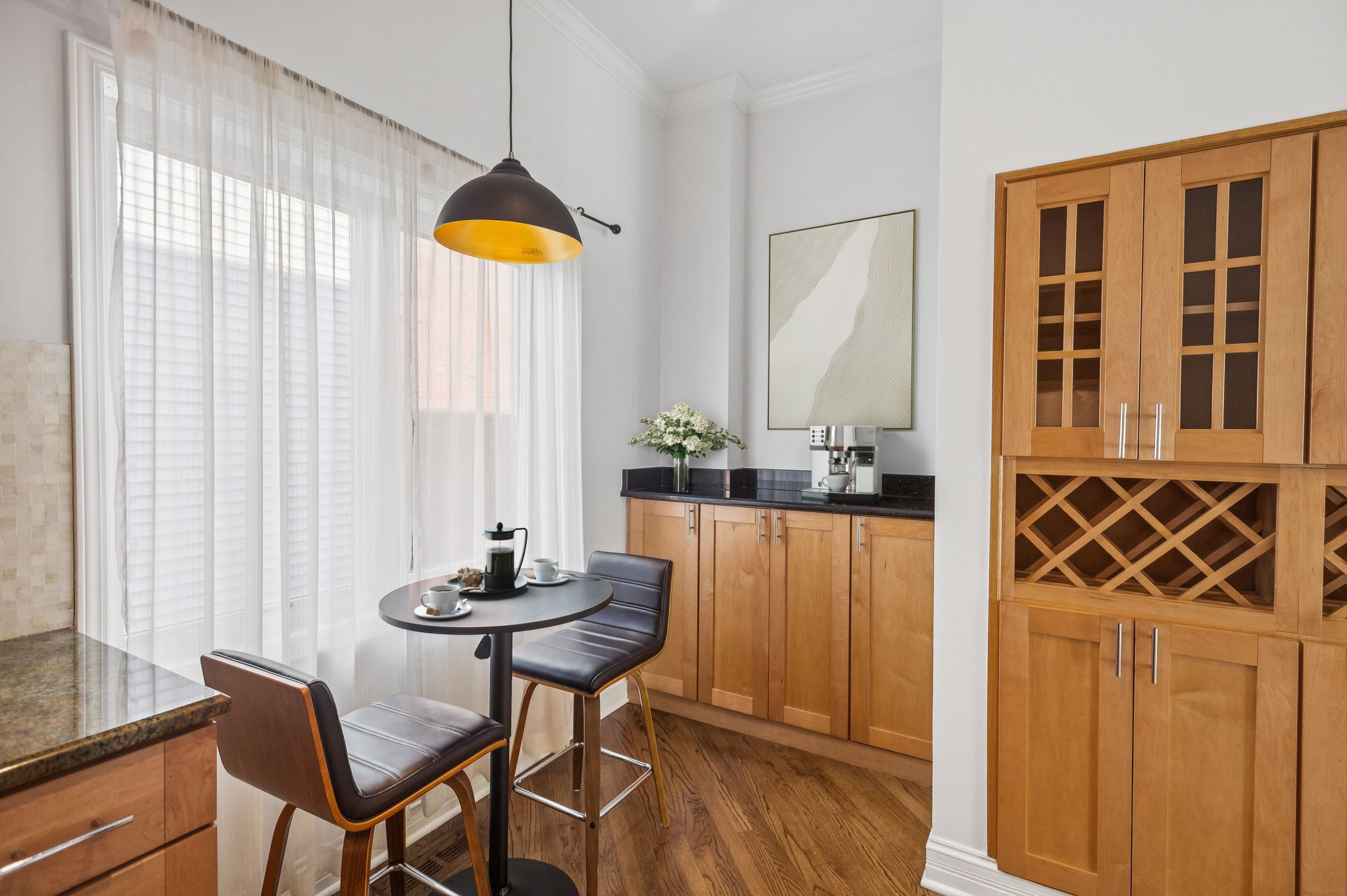 816 Hinman Breakfast area