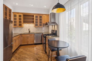 816 Hinman Kitchen with eating area