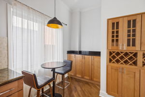816 Hinman Kitchen Breakfast area