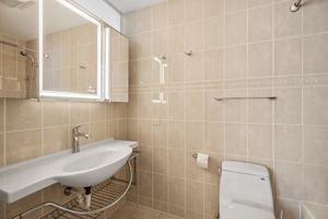 816 Hinman Primary Bathroom