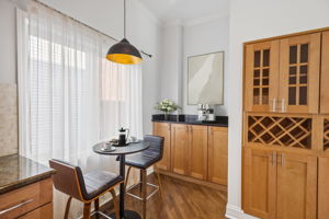 816 Hinman Breakfast area