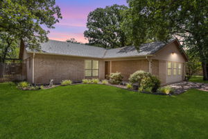 Exterior of 816 Lake Crest Parkway