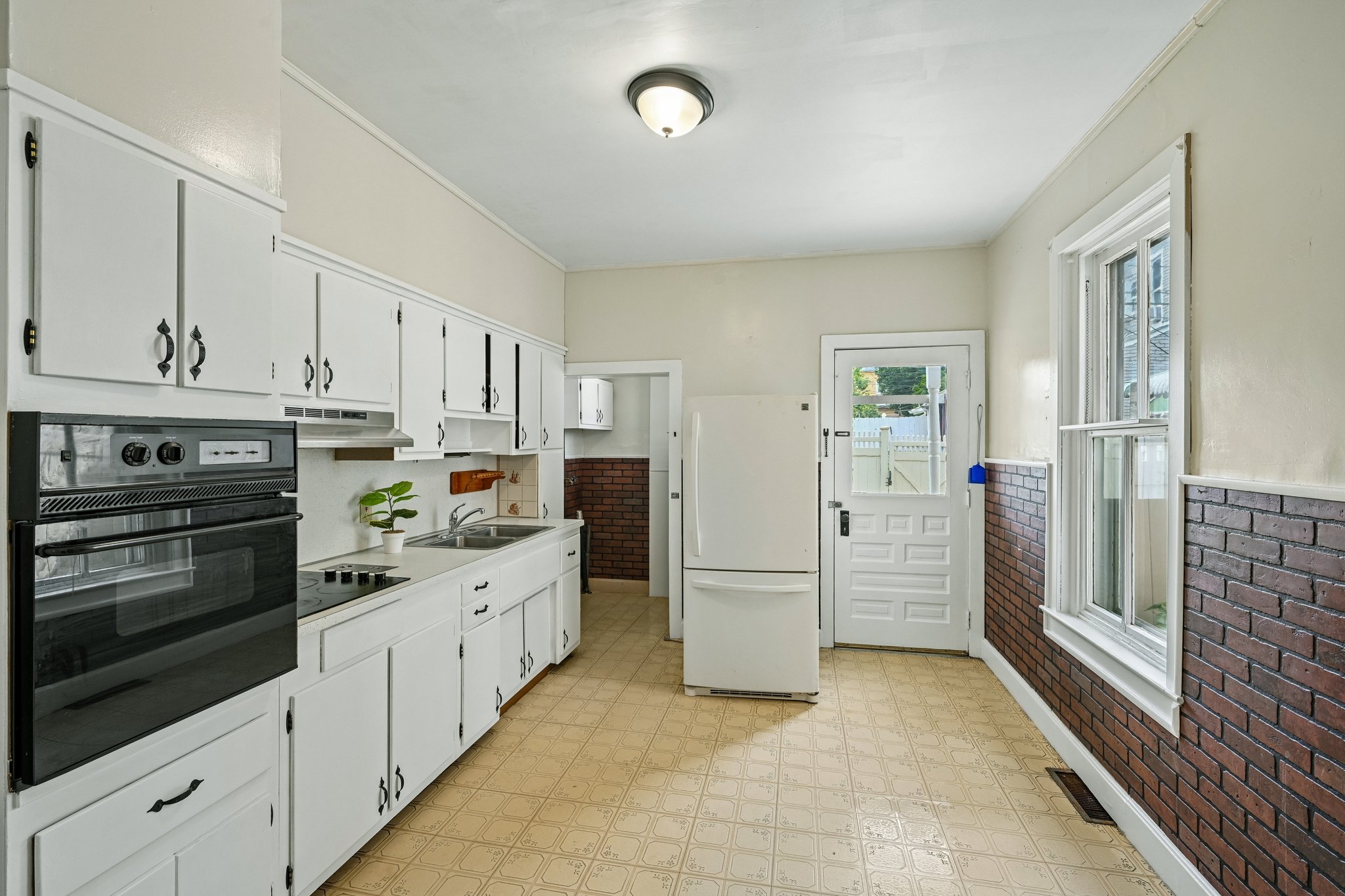 W Cedar St-S1208-016.jpg