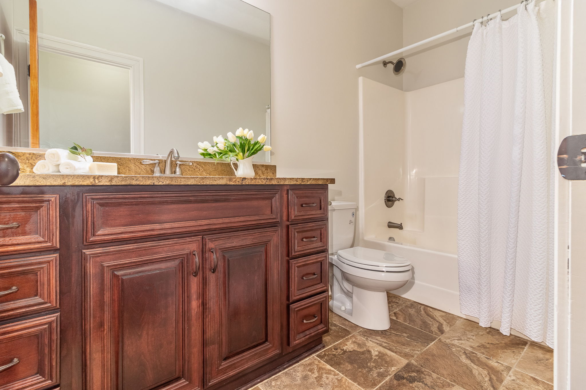 Full bath 2 (On Main)