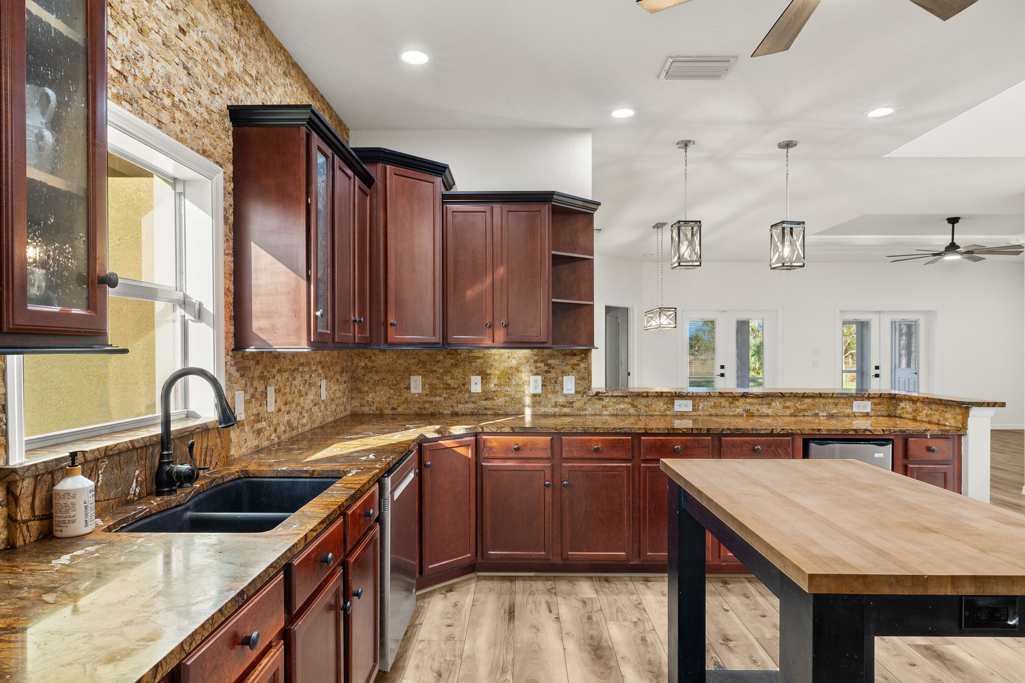 Kitchen 4 of 7